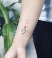 Lotus Cicegi Kirli Sularda Yetisir Bulundugu Sular Bulanik Ve Koyu Renklidir Batakliklar Ve Sulak Alanlar Yeti Mini Tattoos Bilek Dovmesi Inspiration Tattoos