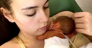 Mum shares heartbreaking story of 'super rare' twins born 22 days apart