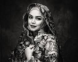 Kehidupan percintaan siti nurhaliza juga menjadi perhatian ketika ia memutuskan menikah dengan pria yang 20 tahun lebih tua. Siti Nurhaliza Announces She Is Four Months Pregnant With Second Baby Showbiz Malay Mail