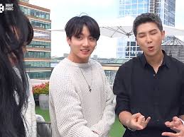 El 26 de julio de 2019, jungkook de los bangtan boys demostró ser un gran amigo del . Bts S Jungkook And Astro S Cha Eunwoo Once Wore The Same Sweater But Served Completely Different Vibes Koreaboo