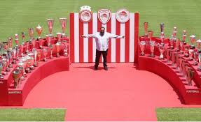 Ο Βαγγέλης Μαρινάκης ανάμεσα στις Κούπες! (ΦΩΤΟ)