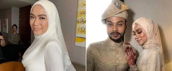 Hero malaya , datuk rosyam nor , ada lah orang pertama yang memandu satria r3 lotus di ramai mengetahui yang datuk rosyam nor datang dari latar belakang keluarga yang susah. Cantiknya Anak Datuk Rosyam Nor Kahwin Dua Jurusolek Tersohor Ini Berentap Naikkan Seri Pengantin Anis Gempak