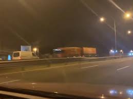 Por el impacto hubo un muerto y nueve personas resultaron heridas. Impactante Video De Un Choque Mortal Entre Una Camioneta Que Iba A Contramano Por Panamericana Y Un Camion Infobae