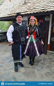 Een van de vele geweldige gratis stockfoto's van pexels. Mensen Van Holloko In Traditionele Kleding Bij Volksdorp In Noordelijk Hongarije Redactionele Stock Foto Image Of Bezoeker Dorp 140601023