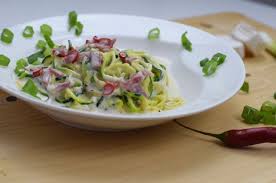 Eine Wurzige Kasesauce Fur Deine Zucchininudeln Rezept Rezepte Gesund Zucchini Nudeln Rezepte