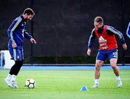 Leo messi, estrella y capitán de la selección argentina, ha hecho bailar a papu gómez durante uno de los rondos que ha efectuado a selección de argentina durante el entrenamiento en melbourne. Messi Humilla Y Hace Bailar A Papu Gomez En Un Rondo De La Seleccion Argentina