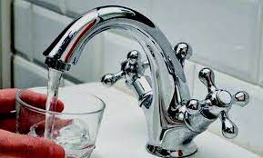 Une eau liquide est dite potable (du latin potabilis signifiant qui peut être bu) lorsqu'elle présente certaines caractéristiques — concentration en chlorures, ph, température… — la rendant propre à la consommation humaine. Distribution D Eau A Alger La Seaal Maintient Le Programme Du Mois De Ramadhan El Watan