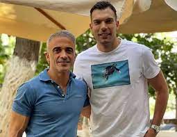 Ο σταύρος δογιάκης έχει ύψος 1.72μ., είναι 68 κιλά, έχει γκρίζα μαλλιά και καστανά μάτια. 5kjw3env9 Elmm