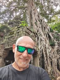 Hi. I'm Rob. I'm traveling around the world looking for a travel mate and  partner 😎. I'm 63 years old, currently in Vietnam.