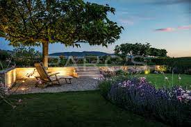 beleuchtete mauer sitzplatz im garten gartengestaltung privatgarten traumgarten