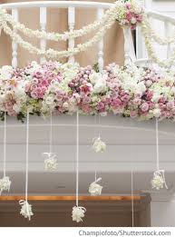Blumendekoration Am Eingang Der Hochzeitslocation Fur Russische Hochzeiten Dekoration Hochzeit Blumendekoration Blumen Mittelstucke