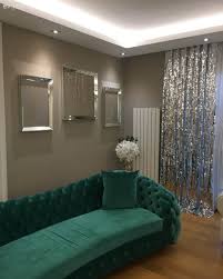 Bu Evde Siradisi Secimler Cesur Renklerle Goz Alici Bir Ortam Var Ev Gezmesi Alici Bir In 2020 Nobles Wohnzimmer Glam Wohnzimmer Dekor