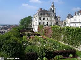 Les Jardins De L Eveche Et La Roseraie A Blois 41 Le Jardinoscope Toute La Flore Et La Faune De Nos Parcs Et Jardins House Styles Mansions France