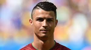 Gaya yang satu ini memberikan kesan yang lebih pendek pada bagian depan. 11 Gaya Rambut Cristiano Ronaldo Ini Mencuri Perhatian Dunia Bola Com