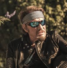 Die cd mit johnny hallyday finde ich sehr gut, und 3 lieder sind auch auf die bluray born rocker tour 2013 mit dabei. Johnny Les Usa La Moto Et Un Inedit