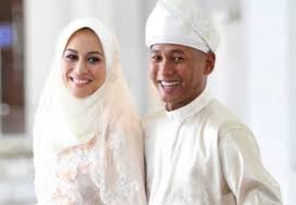 Noryn aziz berkata dia tidak memikirkan soal anak untuk perkahwinan kali keduanya kini. Noryn Aziz Dan Suami Kedua