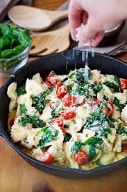 Bow Tie Pasta Tossed In A Rich Creamy Alfredo Sauce With Chicken Spinach And Tomatoes Ready In 30 Minut Pasta Dishes Chicken Alfredo Pasta Spinach Recipes