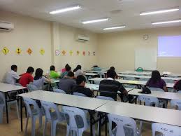 Menawarkan kelas memandu untuk pendaftaran baru atau kelas tambahan untuk 'refresher'. Pengambilan Lesen Institut Memandu Kota Gading