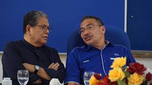 The forum, entitled can we survive another lockdown?, was moderated by national journalism laureate tan sri johan jaafar and featured several representatives from the business community and mental health experts. Sembrong Kita Auf Twitter Kelihatan Tan Sri Johan Jaafar Turut Hadir Bersama Berbual Memberikan Buah Fikiran Ketika Sesi Ramah Mesra Ds Hishammuddinh2o Bersama Masyarakat Tempatan Di Pekan Kg Gajah Sebentar Tadi