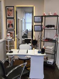 The Desk Is Small But I Love The Clean Look Salone Interno Camera Da Estetista Postazione Unghie