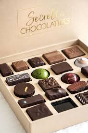 Les Chocolats De La Box Secrets De Chocolatiers Em 2020 Embalagem De Chocolates Bebidas Doces Doces