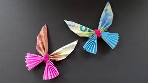 Er kann auf den tisch oder das fensterbrett gelegt, an einem flügelteil aufgehangen oder als geschenkverzierung eingesetzt werden. Geldscheine Falten Fur Geldgeschenke Schmetterling Youtube