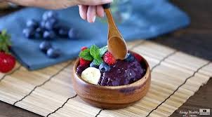 Versa in un mixer metà della banana, il latte, lo yogurt, i frutti rossi, lo sciroppo d'agave e la polvere di acai. Come Fare Una Acai Bowl