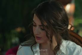 Nazlı se siente intrigada por Savas. Mert y Savas hablan sobre el pasado.  Sevilay no quiere que Ali se siga quedando con ella, Ali le reclama a su  padre. #güneşinkızları #handeerçel #berkatan ...