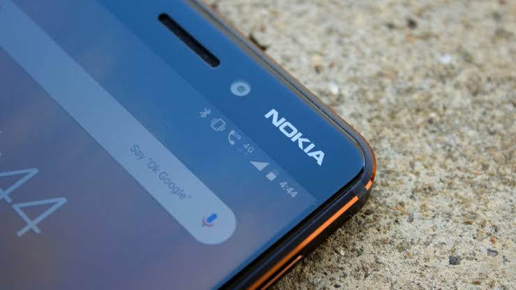 Nokia katlanabilir telefon için kolları sıvadı Nokia katlanabilir telefon için kolları sıvadı