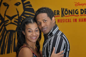 Von den landungsbrücken in hamburg aus fährst du mit dem schiff auf die andere seite zum theater im hafen (kostenlos). Darsteller Der Konig Der Lowen Das Musical In Hamburg