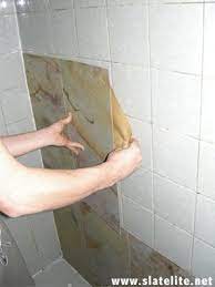 Posa Del Pannello Adesivo Sopra Le Piastrelle Dipingere Le Piastrelle Del Bagno Piastrelle Piastrelle Doccia