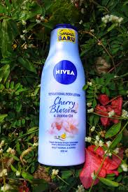 Fungsi kandungan tersebut adalah untuk menghilangkan flek hitam dan meratakan warna kulit. Review Nivea Sensational Body Lotion Cherry Blossom Daretochange By Indonesian Beauty Blogger