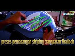 Halo mas dab.kali ini motoblast akan buatin modif striping untuk yamaha new vixion dengan tema ubahan kombinasi warna baru.biar lebih cakep.monggo di intip motoblast buatin untuk kombinasi warna dasar motor. Pasang Striping Transparan Custom New Vixion Cinematik Youtube Youtube Pasangan
