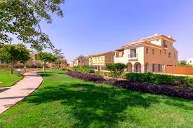 The park is divided in two by the serpentine lake. Hyde Park New Cairo Real Estate Project In Egypt