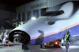 新津鉄道資料館に到着したｅ４系の車両 ２１日午前２時５６分 新潟市秋葉区 林敏行撮影 車両 鉄道 列車