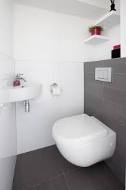 delen op pinterest badkamer minimalistische badkamer en badkamer tegelen
