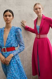 Su fundadora, carolina herrera, es conocida también por muchos por su estilo personal, interpretación de la feminidad y por vestir a michelle obama y jackie kennedy, entre otras. Carolina Herrera Coleccion Resort 2018 Una Conversacion Entre Flores Loff It