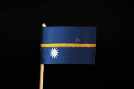 Januar 1968 zum ersten mal die flagge naurus gehisst. Eine Offizielle Flagge Von Nauru Auf Holzernem Stock Auf Schwarzem Hintergrund Ein Nauru Ist Inselstaat Und Gehort Ozeanien Stockfoto Bild Von Fahne Freiheit 129614520
