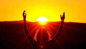 Летнее солнцестояние для северного полушария — это самый длинный день и самая короткая ночь, а также начало астрономического лета. Den Letnego Solncestoyaniya