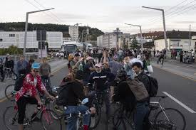 Critical mass, türkçede yeterli çoğunluk anlamına gelen ve bisiklet ile yapılan bir etkinliktir. Critical Mass Velofahrer Legen Zurich Lahm