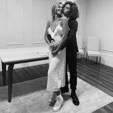 Sasha meneghel e joão figueiredo se casaram; Casamento Civil Com Estilo Sasha Assina Os Papeis Com Joao Figueiredo Usando Um Par De All Star Vogue Noiva