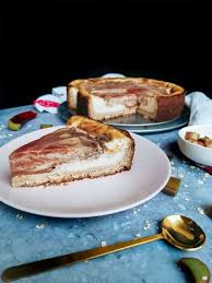 Veganer Kasekuchen Mit Rhabarberwirbeln Rezept Veganer Kasekuchen Glutenfreier Kasekuchen Vegane Desserts