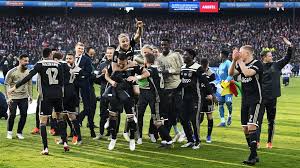 Elk seizoen worden de kaarten opnieuw geschud en nemen grote én kleine clubs uit het hele land het tegen elkaar op. Eerste Prijs Is Binnen Voor Ajax Willem Ii Verslagen In Bekerfinale Rtl Nieuws