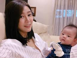 ^ 白家綺生了!喜迎女兒「朵拉」甜依老公氣色超好 ^ 【奶姬妹】「積少」接成語 白家綺：化痰啊!. ç™½å®¶ç»®äº§åŽdç½©æ¯æ¿€å¢žå˜g ä¼˜1å'¨ Uweekly