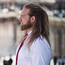 Mache ein foto von dir. Frisur Lange Haare Mann Mit Langen Haarne Mit Blonden Strahnen Halber Pferdeschwanz Langhaarfrisuren Lange Haare Manner Langhaarfrisuren Manner