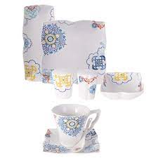 Huzurun rengi mavinin ağırlıkta olduğu kahvaltı setinde neşeli ve canlı pembe çiçek desenlerine de yer verilmiş. Karaca Monty 32 Parca Kahvalti Takimi Kare Yonavm