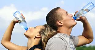 Dengan minum air sebelum tidur, anda akan terhindar dari keinginan makan atau ngemil. Minum Air Putih Bisa Turunkan Berat Badan Ikuti 5 Prinsip Ini Priceprice Com