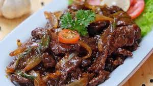 Semur daging sapi merupakan salah satu hidangan pokok yang wajib ada di meja makan saat jangan memotong daging sapi terlalu besar agar bumbu lebih mudah meresap nantinya. Coba Resep Tumis Daging Bawang Bombay Moms Anak Pasti Suka