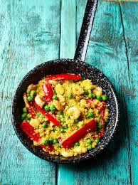 Une fois dorées, ajouter du bouillon de volaille (juste la quantité nécessaire, environ 2 louches).une fois les ailes cuites réserver et faire revenir les poivrons dans le jus. Coucous Paella Miguel Barclay