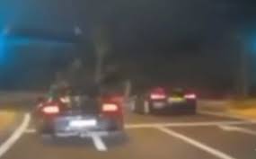 Στις λαϊκές γειτονιές σήμερα, από τα σπίτια και τα αυτοκίνητα, η μουσική ακούγεται εναλλάξ. Fcu0 Bpi7vwvdm